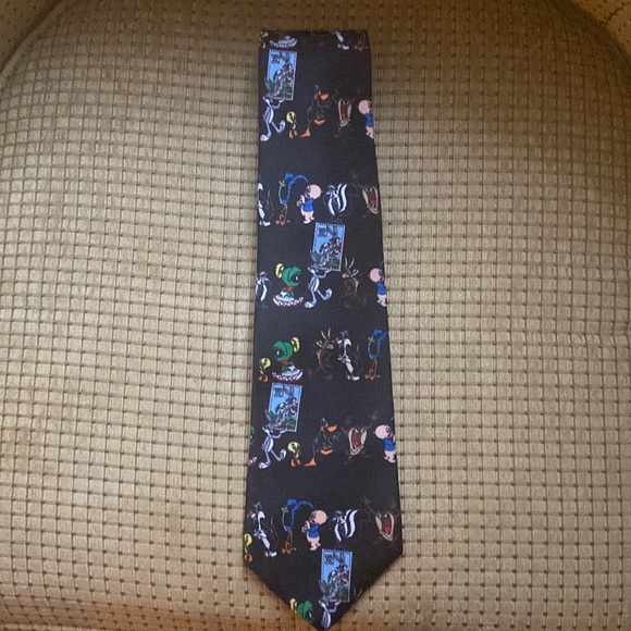 Loony tunes tie Bugs porky pig Wylee coyote Sylvester and gang GREAT GIFT - Picture 1 of 2